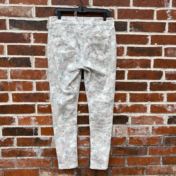 4for $20 Seven 7 size 8 white floral jeans. - Picture 2 of 9